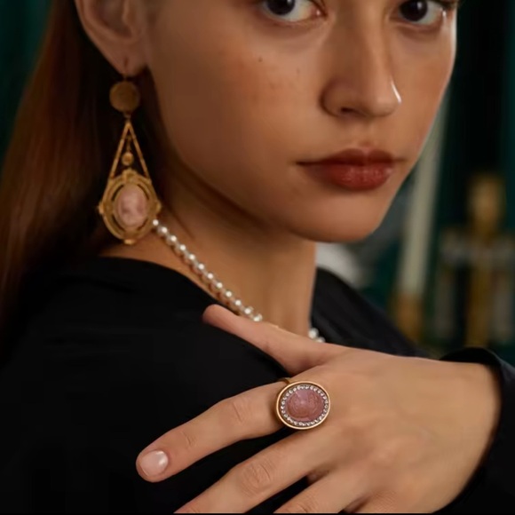 Vintage Aristocrat’s Cameo Antique Brass Masterpiece Ring - Picture 7 of 9